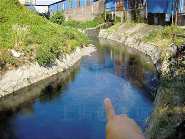 使用漂浮式隔油槽后，河道表面無油污