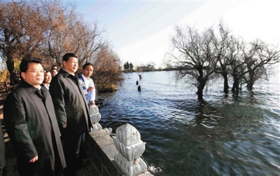 習(xí)近平來(lái)到洱海邊的灣橋鎮(zhèn)古生村了解洱海生態(tài)保護(hù)情況