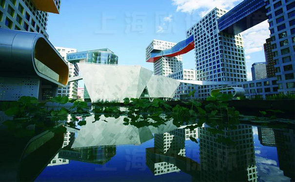 通過景觀水處理后與社區(qū)交輝相映，形成一幅美麗畫面