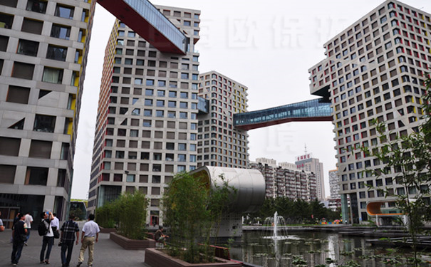 北京當(dāng)代萬國城通過浮水噴泉曝氣技術(shù)實(shí)現(xiàn)水體增氧
