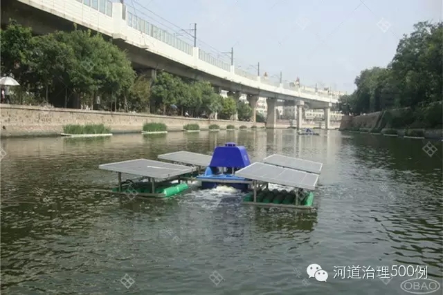 正在工作的太陽能解層式曝氣機(jī)