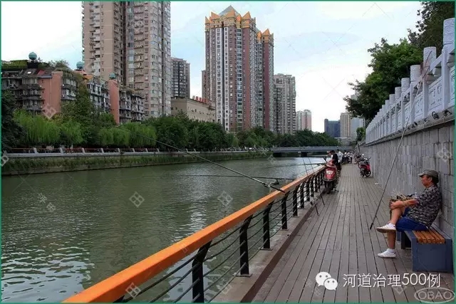 現在的府南河河面整潔，但水質依舊不佳