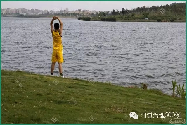 考察期間晨練路過