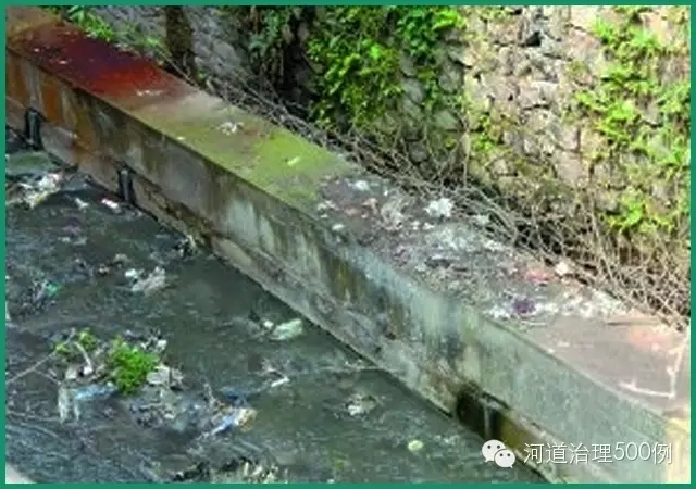 巴南區(qū)河段，河道內(nèi)滿是垃圾