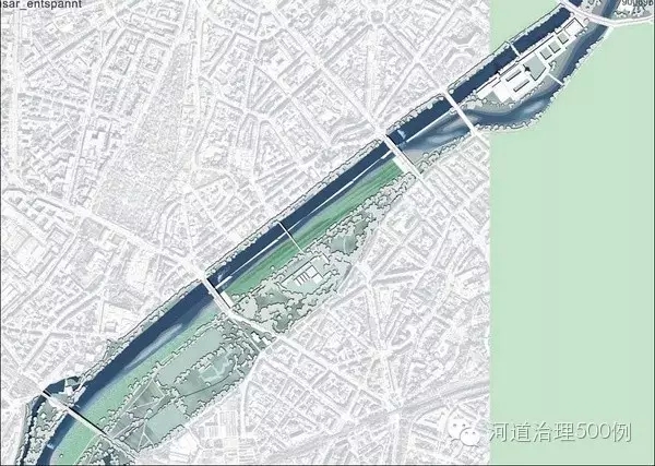 改造完的河道明顯分為兩部分，渠狀部分和用于洪水時的灘涂綠地
