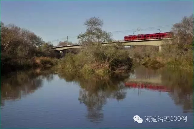 2002年，作為總體規劃的一部分，軌道交通沿著河流為沿河的娛樂、商業和住宅開發提供了機會和便利。