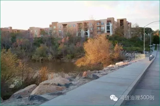 2011年，河道景觀的恢復也使得沿河的城市廊道也已復蘇，住宅建筑面向河流，更加親近自然。