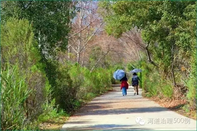 2005年，沿河的步行道系統為人們提供了交通、娛樂以及親近自然的機會。